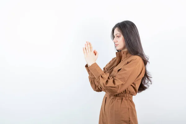 Image Une Femme Brune Mannequin Debout Priant Contre Mur Blanc — Photo