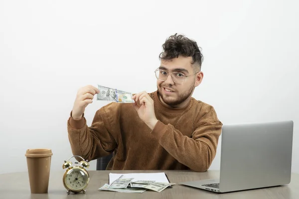 Joven Hombre Negocios Guapo Sentado Escritorio Sosteniendo Dinero Foto Alta —  Fotos de Stock