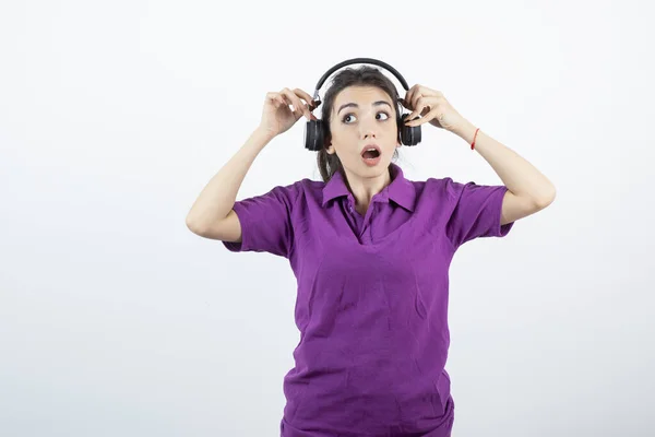 Foto Adorabile Ragazza Cuffia Che Ascolta Musica Bianco Foto Alta — Foto Stock