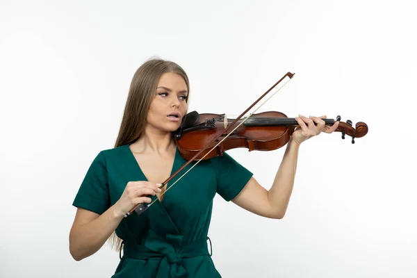 Jovem Músico Vestido Verde Tocando Violino Com Arco Foto Alta — Fotografia de Stock