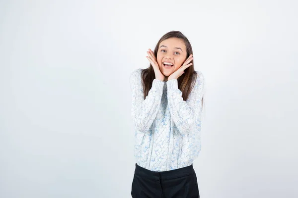 Menina Vestindo Suéter Posando Fundo Branco — Fotografia de Stock