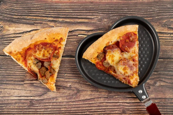 Delicious Pizza Slices Pepperoni Cheese Frying Pan High Quality Photo — Stock Photo, Image