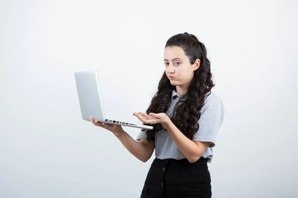 Retrato Uma Jovem Morena Segurando Computador Portátil Sobre Fundo Branco — Fotografia de Stock