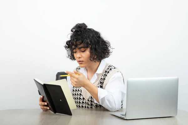 Młoda Bizneswoman Siedząca Biurku Przeglądająca Notatki Wysokiej Jakości Zdjęcie — Zdjęcie stockowe
