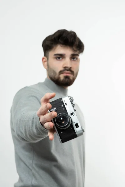 Portret Profesjonalnego Fotografa Rzucającego Kamerę Wysokiej Jakości Zdjęcie — Zdjęcie stockowe