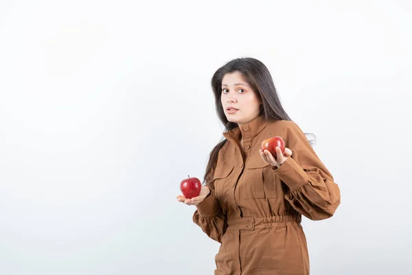 Fotografie Mladé Ženy Držící Dvě Červená Jablka Nad Bílou Kvalitní — Stock fotografie