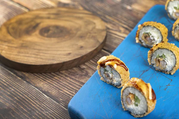 Délicieux Rouleaux Sushi Frais Placés Sur Une Planche Découper Bois — Photo