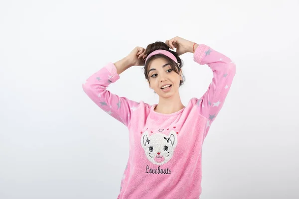Foto Van Een Schattig Meisje Model Pyjama Staan Corrigeren Van — Stockfoto