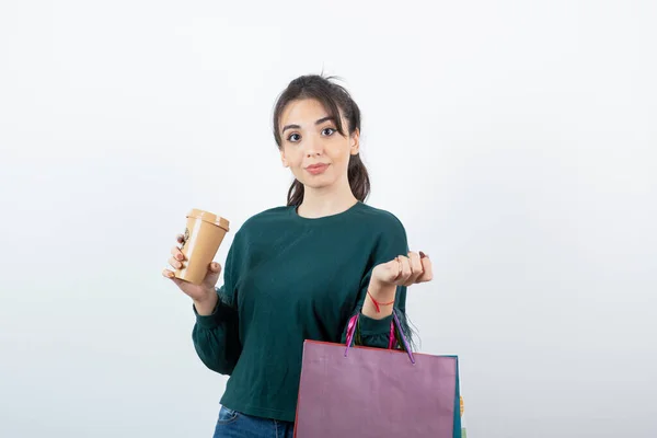 Portret Van Een Jonge Vrouw Met Kleurrijke Boodschappentassen Met Een — Stockfoto