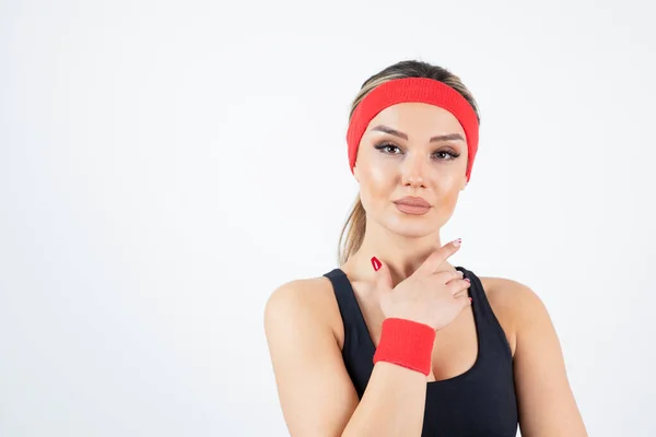 Bela Jovem Mulher Roupas Esportivas Com Cabeça Vermelha Pulseira — Fotografia de Stock