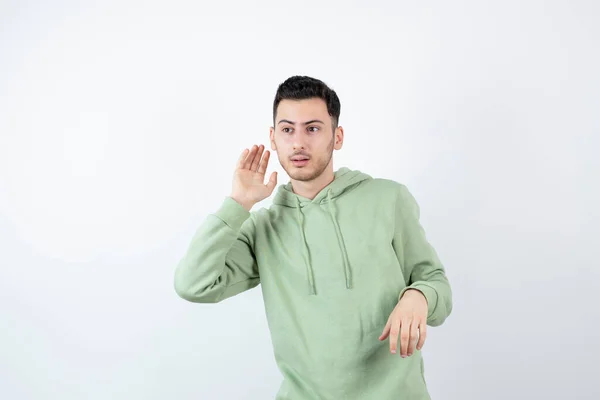 Colpo Giovane Bell Uomo Con Cappuccio Piedi Che Cerca Sentire — Foto Stock