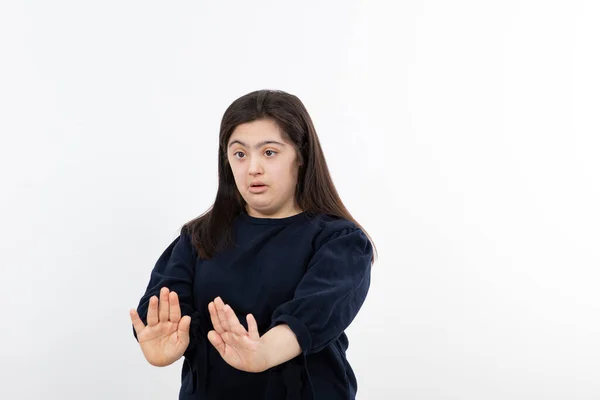 Bild Eines Jungen Mädchens Mit Syndrom Stehend Und Posierend Hochwertiges — Stockfoto