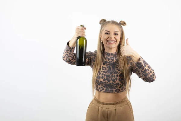 Imagen Una Mujer Encantadora Con Botella Vino Mostrando Pulgar Hacia — Foto de Stock