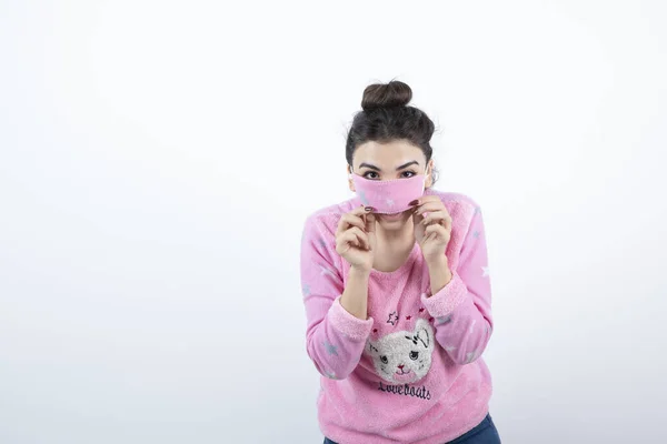 Foto Eines Jungen Mädchens Modell Pyjama Stehend Und Posierend Hochwertiges — Stockfoto