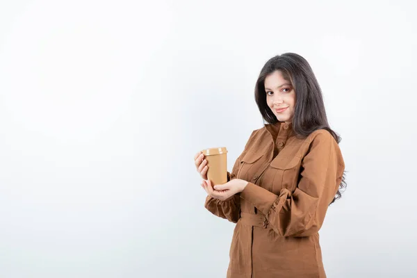 Photo Jeune Fille Tenant Une Tasse Café Sur Mur Blanc — Photo