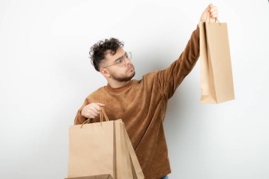 Gözlüklü genç bir adamın portresi, el çantası taşıyor. Yüksek kalite fotoğraf