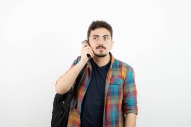 Sırt çantalı ve mikrofonlu genç bir adamın fotoğrafı. Yüksek kalite fotoğraf