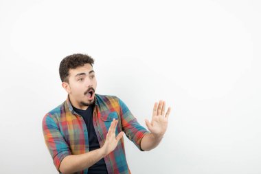 Kareli tişörtlü genç yakışıklı adam uzaklaşıyor. Yüksek kalite fotoğraf