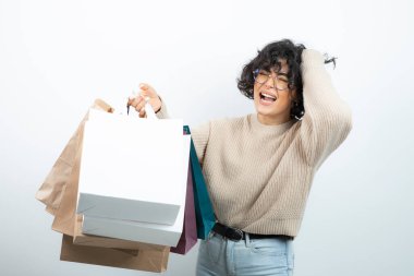Renkli poz veren, alışveriş yapan kıvırcık saçlı kadın. Yüksek kalite fotoğraf