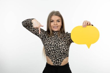 Güzel görünümlü bir kadının portresi. Elinde sarı konuşma balonu var. Yüksek kalite fotoğraf