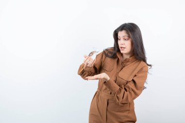 Günlük kıyafetli genç kız bir bardak su döktü. Yüksek kalite fotoğraf