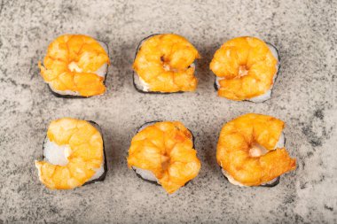 Taş masaya karides konmuş taze lezzetli suşi ruloları. Yüksek kalite fotoğraf