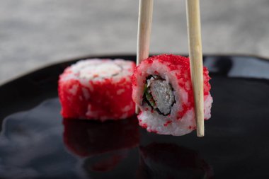  Philadelphia dürümü, taze somon, salatalık, krem peynir ve çubuk. Yüksek kalite fotoğraf