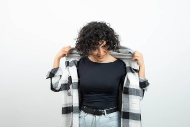 Kısa saçlı esmer bir kız resmi. Rahat giyimli, ateşli. Yüksek kalite fotoğraf