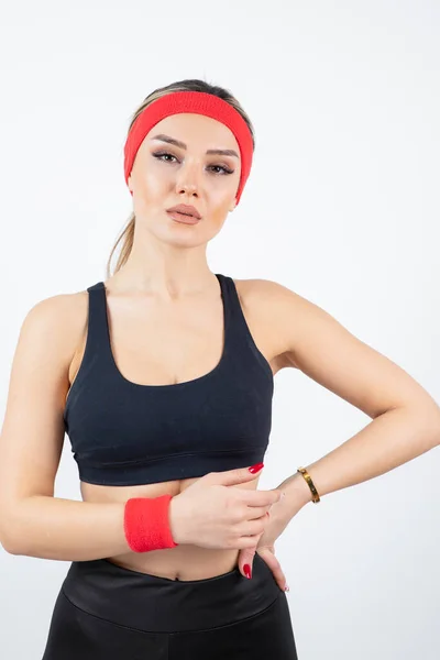 Bela Jovem Mulher Roupas Esportivas Com Cabeça Vermelha Pulseira — Fotografia de Stock