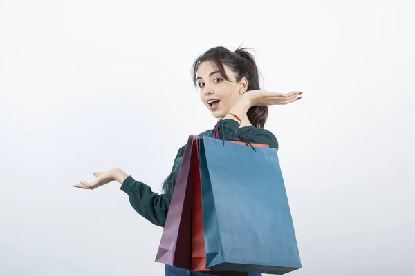 Portret Van Een Jonge Vrouw Met Veel Kleurrijke Boodschappentassen Hoge — Stockfoto