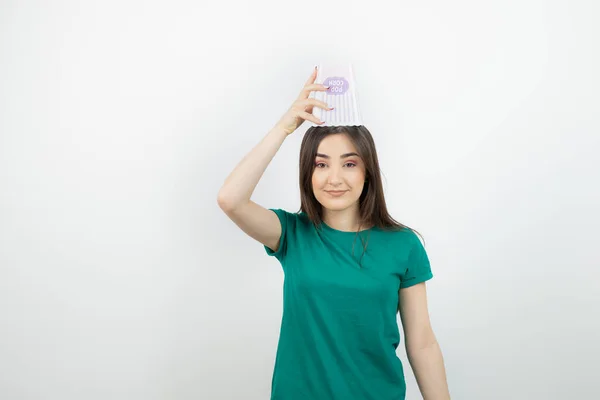 Menina Bonita Azul Shirt Segurando Caixa Pipoca Cima Sua Cabeça — Fotografia de Stock