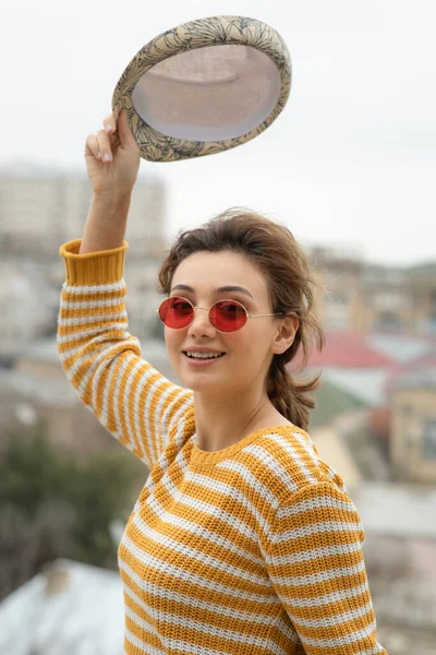 Eine Junge Hübsche Frau Mit Mütze Posiert Draußen Hochwertiges Foto — Stockfoto