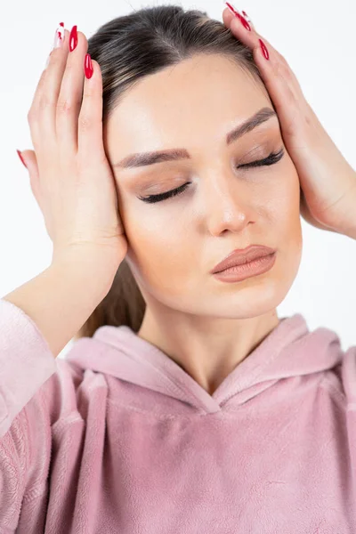 Primer Plano Retrato Una Hermosa Modelo Pie Tomados Mano Cabeza — Foto de Stock