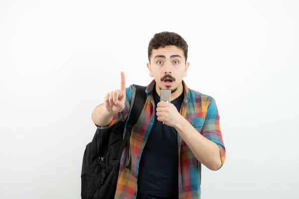 Bild Eines Jungen Gut Aussehenden Mannes Mit Rucksack Und Mikrofon — Stockfoto