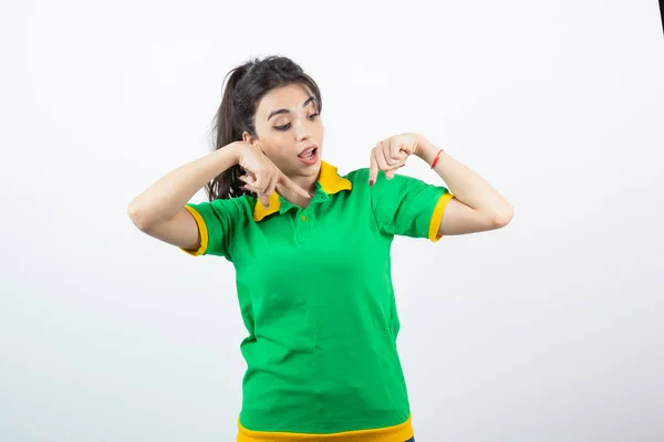 Foto Ragazza Bruna Shirt Verde Che Indica Qualcosa Foto Alta — Foto Stock