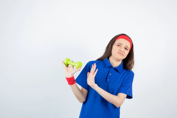 Niña Camiseta Azul Pulsera Roja Diadema Posando Con Mancuerna —  Fotos de Stock