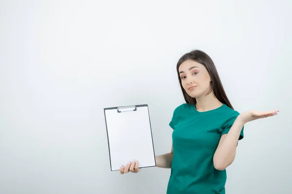 Foto Von Hübschen Mädchen Blauem Shirt Mit Klemmbrett Hochwertiges Foto — Stockfoto