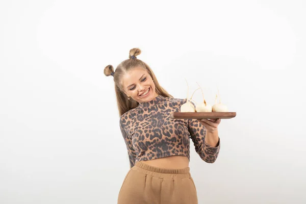 Retrato Mujer Rubia Pelo Largo Con Plato Nabos Blancos Pie — Foto de Stock