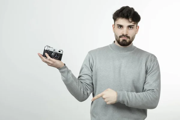髭の男の写真家の肖像カメラを保持し 下を指す 高品質の写真 — ストック写真