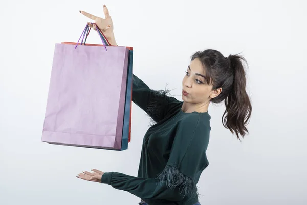 Portret Van Een Jonge Vrouw Met Veel Kleurrijke Boodschappentassen Hoge — Stockfoto