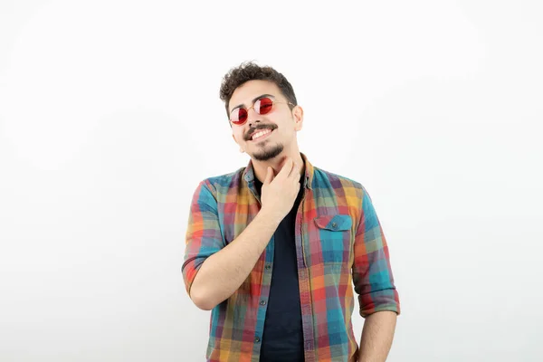 Porträtt Skäggig Man Poserar Snygga Glasögon Mot Vit Vägg Högkvalitativt — Stockfoto