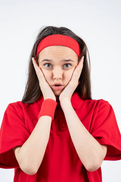 Dívka Červeném Tričku Náramek Čelenka Pózuje Bílém Pozadí — Stock fotografie