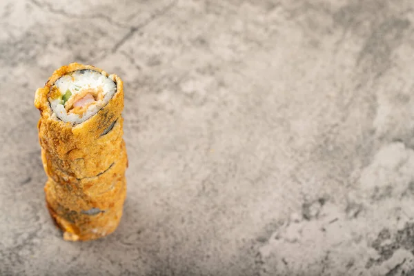 Stapelweise Frische Köstliche Sushi Rollen Auf Einem Steintisch Hochwertiges Foto — Stockfoto