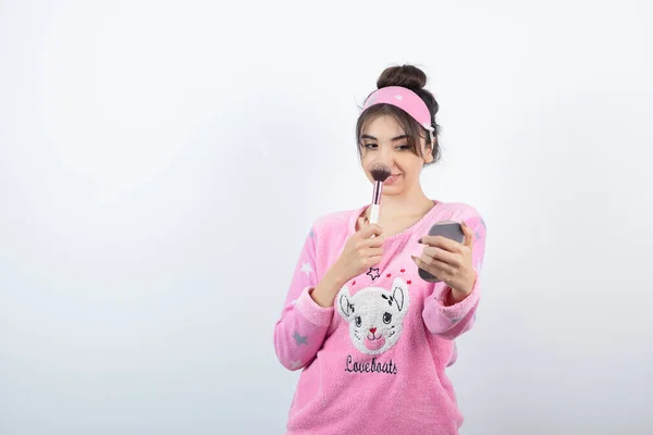 Ung Kvinna Rosa Pyjamas Applicera Pulver Medan Tittar Spegeln Högkvalitativt — Stockfoto