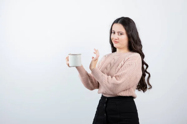 Joven Morena Sosteniendo Una Taza Café Caliente Sobre Fondo Blanco — Foto de Stock