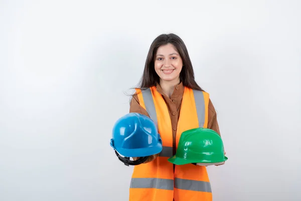 Foto Einer Ingenieurin Sicherheitsweste Die Mit Helmen Posiert Hochwertiges Foto — Stockfoto