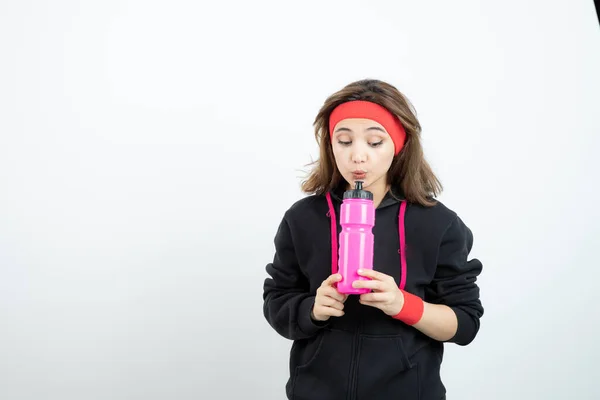 Foto Uma Jovem Menina Desportiva Segurando Garrafa Água Rosa Foto — Fotografia de Stock