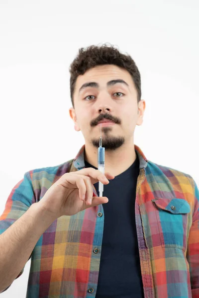 Retrato Jovem Confiante Segurando Uma Seringa Com Líquido Foto Alta — Fotografia de Stock