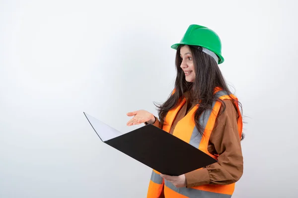 Ingenieurin Orangefarbener Weste Und Grünem Hut Mit Schwarzem Klemmbrett Hochwertiges — Stockfoto