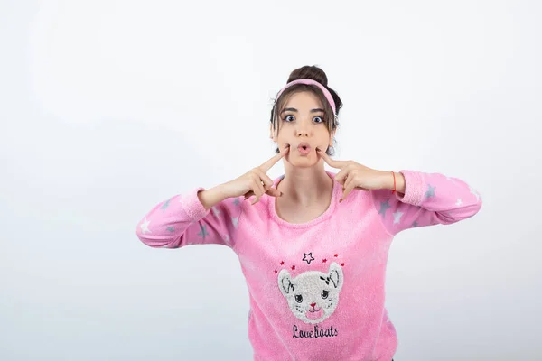 Foto Van Een Schattig Meisje Model Pyjama Met Vingers Wangen — Stockfoto